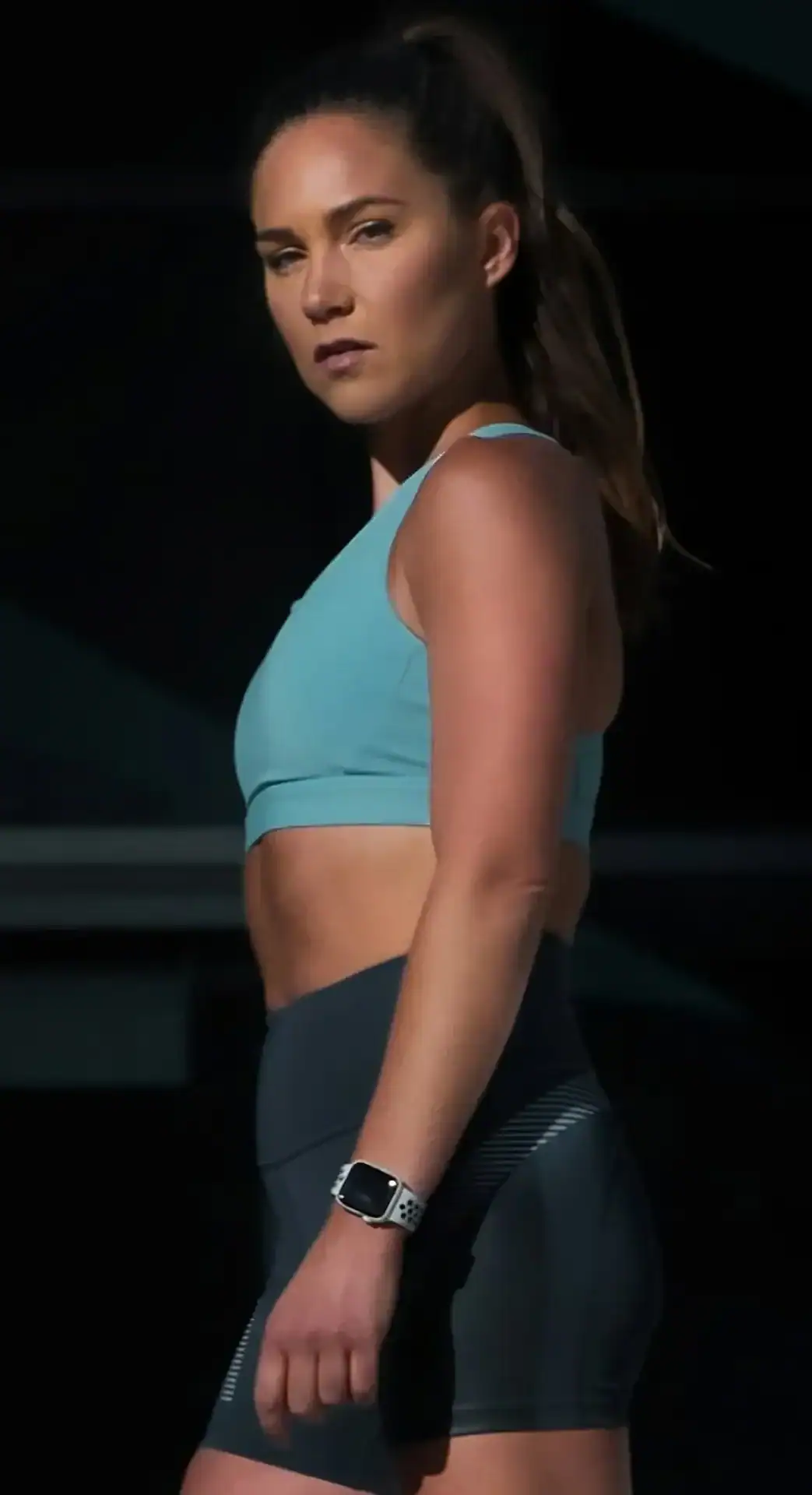 An athletic woman ready to begin a fat loss workout